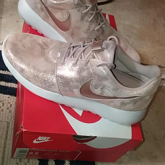 Nike Shoes - Nike Roshe One PRM